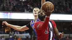 John Wall (vpravo) z Washingtonu zakonuje na ko New Yorku pes Kristapse...