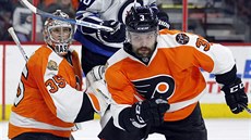 Radko Gudas (3) z Philadelphie se �ene za pukem v utkání s Winnipegem.