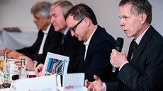Hlavní ekonom UniCredit Bank Pavel Sobí�ek na konferenci v Hradci Králové...