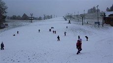 Vrstva snhu leí i na svahu v Mladých Bukách. Za lyování to ale zatím nestaí.