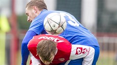 Momentka z druholigového duelu mezi Pardubicemi (�ervenobílá) a Vítkovicemi