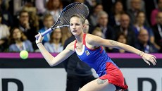 Karolína Plíková se ene za returnem ve finále Fed Cupu
