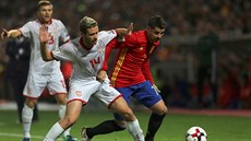 Španělský útočník Álvaro Morata (vpravo) se žene za míčem, brání ho Darko...