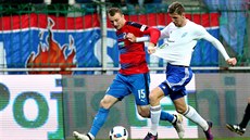 Plzeňský útočník Michael Krmenčík (vlevo) se žene za míčem v utkání s Mladou...