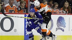 Obránce Philadelphie Radko Gudas (vpravo) a Ryan Callahan z Tampy v souboji u...