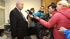 Hejtman Old�ich Bubení�ek oznamuje noviná��m výsledky vyjednávání voleb v...