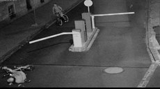 Zlomená závora a cyklista na zemi, tak to u nkolikrát dopadlo u hotelu Koruna...