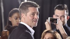 Brad Pitt s fanouky na premiée filmu Spojenci (Los Angeles, 9. listopadu 2016)