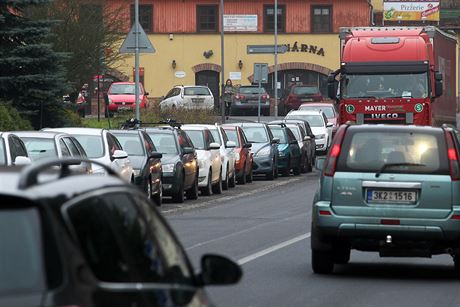 Lidé v Nejdku podepisují petici za eení problém s nedostatkem parkovacích...