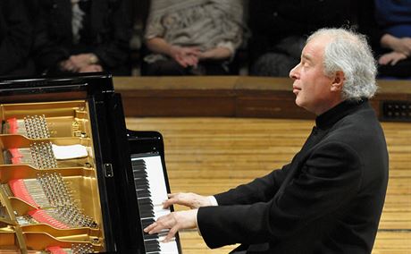 Jednou z festivalových hvzd bude pianista Sir András Schiff