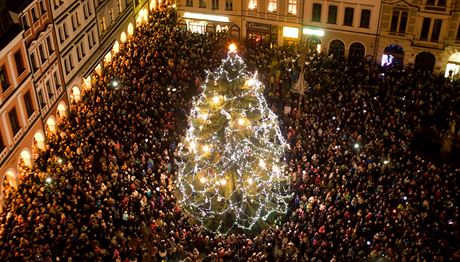 V centru Liberce se slavnostn rozsvítil vánoní strom (27. listopadu 2016)