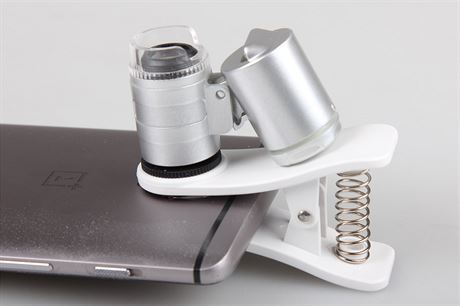 Mikroskop lze snadno pipnout na kamerku mobilnho telefonu.