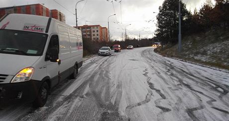 Ledovka zastavila i provoz v kopci na nejvtí zlínské sídlit Jiní Svahy.