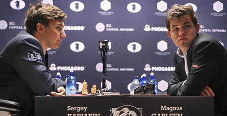 Magnus Carlsen (vpravo) z Norska a Sergej Karjakin z Ruska v bitv o achov...