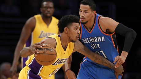 Nick Young (vlevo) z Los Angeles Lakers prochází obranou Oklahomy.