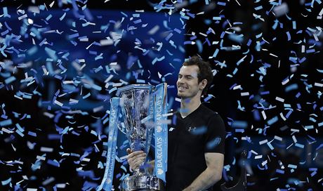 MODROBÍLÉ KONFETY. Andy Murray s trofejí pro vítze Turnaje mistr