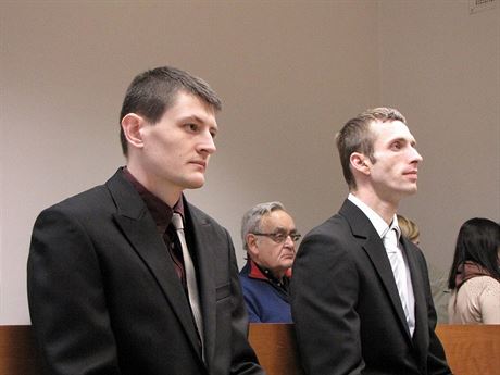 Jaroslav Schindler (vlevo) a Tomá epura u soudu.