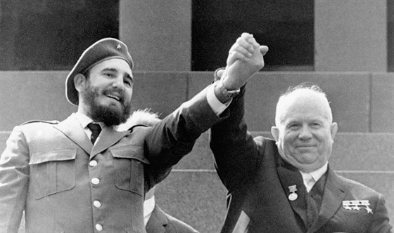 Fidel Castro na fotce z roku 1963 s tehdejím tajemníkem komunistické strany...