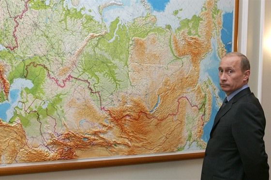 Ruský prezident Vladimir Putin si v prezidentské rezidenci v Novo-Ogarevo...