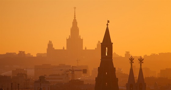 Moskva. V popředí věže Kremlu, v pozadí monumentální budova Lomonosovovy...
