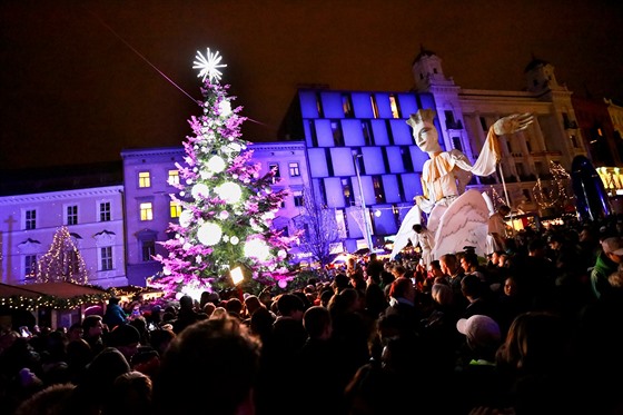 Slavnostní rozsvěcení vánočního stromu zahájilo v Brně adventní trhy (25....