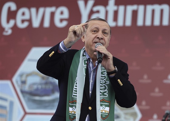 Turecký prezident Recep Tayyip Erdogan pi setkání se svými píznivci v...