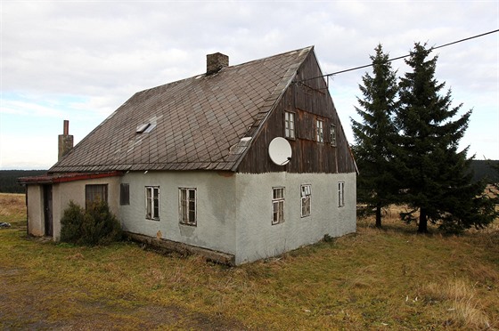 Dům v krušnohorské Ryžovně, kde v seriálu Rapl bydlel vyšetřovatel Kuneš. Zahrál si ho Hynek Čermák.