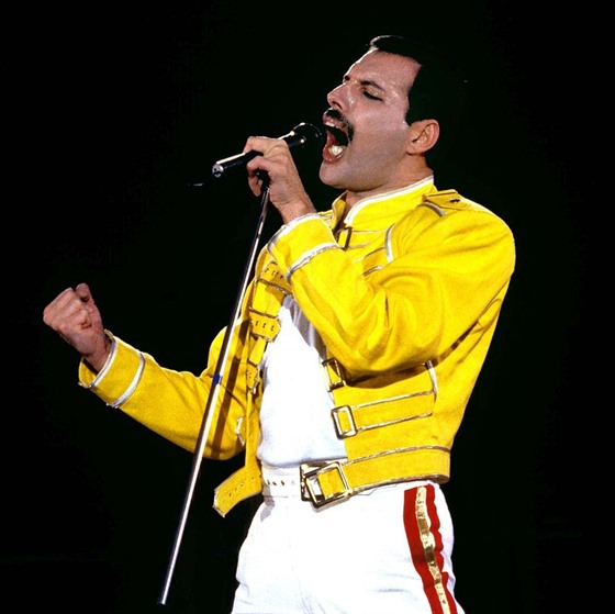 Freddie Mercury v roce 1986 během jednoho z koncertů skupiny Queen