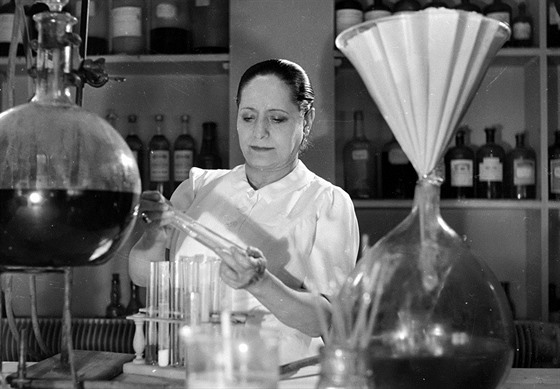 Helena Rubinsteinová ve své laboratoi (1939)