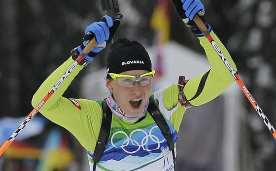 DRUHÁ MEDAILE! Biatlonistka Anastazia Kuzminová se raduje z druhé medaile ve...