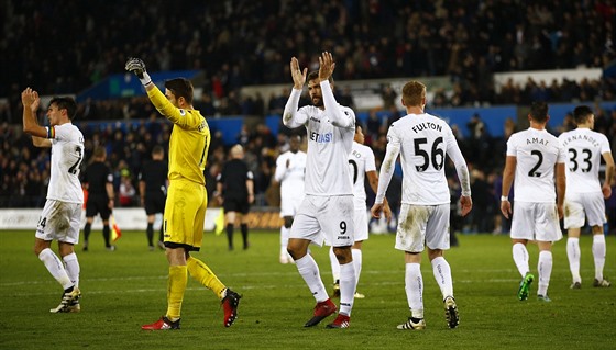 Fotbalisté Swansea si uívají vítzství v pestelce s Crystal Palace se svými...