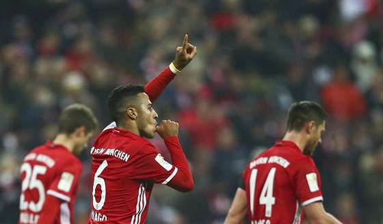 Záloník Bayernu Mnichov Thiago Alcantara otevel v utkání proti Leverkusenu...
