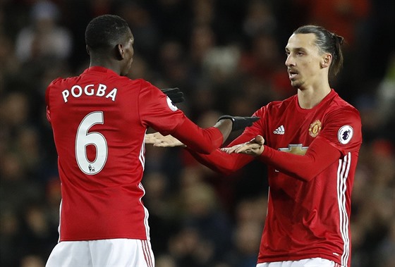 CELEBRITY V MANU. Paul Pogba a Zlatan Ibrahimovi, dv loské posily Manchesteru United.