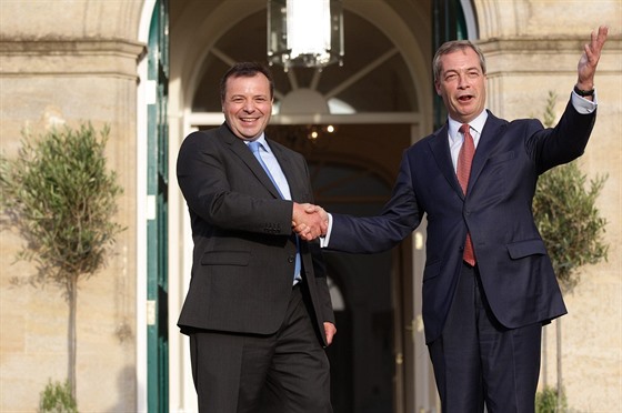 Arron Banks a Nigel Farage. Zkladn stavebn kameny strany UKIP a zejm i...