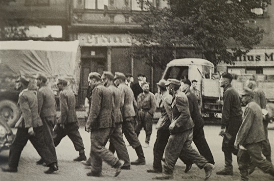 Němečtí zajatci na cestě do sběrného tábora u Jihlavy. Snímek z knihy Jiřího...