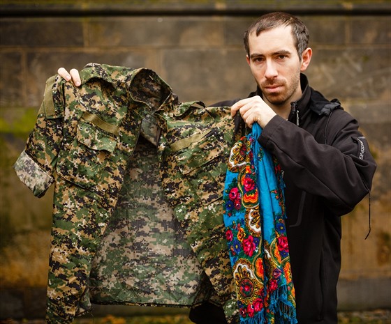 Janusz Konieczny ukazuje v�ci, které poslali �e�i zadr�ení v Turecku za údajné napomáhání Kurd�m.