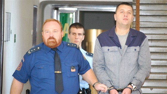 Justiční stráž přivádí obžalovaného kosovského Albánce Kujtima Gjikolliho. (22....