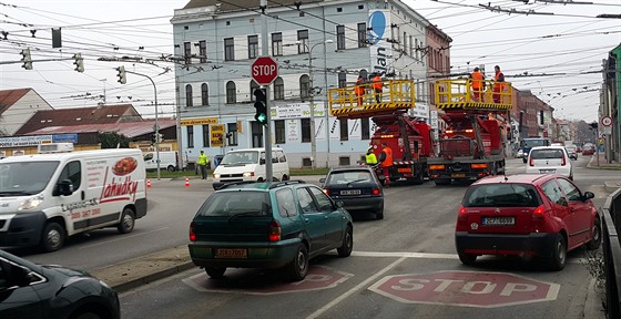 Nákladní auto strhlo troleje na kiovatce u viaduktu v Rudolfovské ulici v...