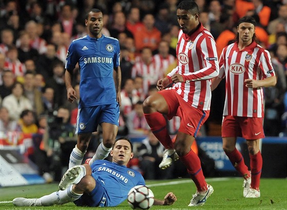 Cléber Santana z Atlétika Madrid v souboji s Frankem Lampardem z Chelsea v...