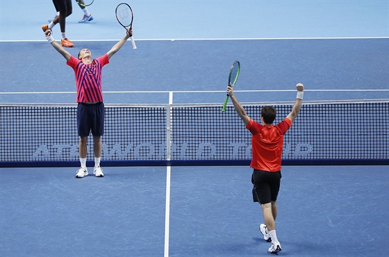 Henri Kontinen a John Peers po triumfu ve finále Turnaje mistr ve tyhe.