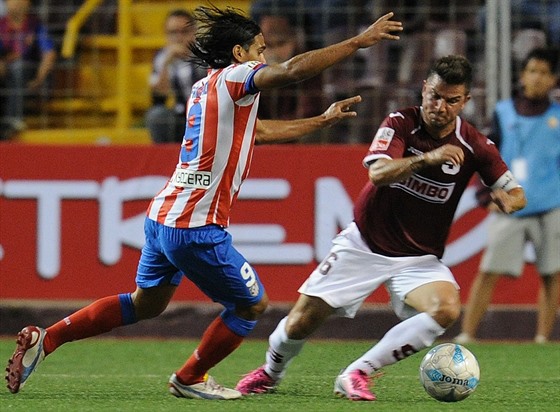 Gabriel Badilla (vpravo) z kostarického týmu Deportivo Saprissa obchází...