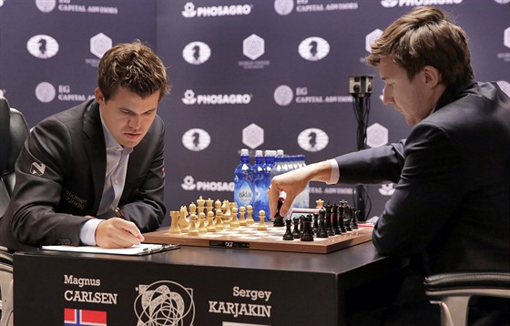Magnus Carlsen a Sergej Karjakin v boji o titul šachového mistra světa.