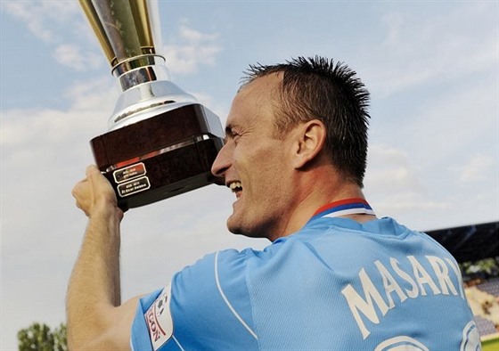 Pavol Masaryk v roce 2010 zvedl nad hlavu pohár pro vítze slovenského poháru....