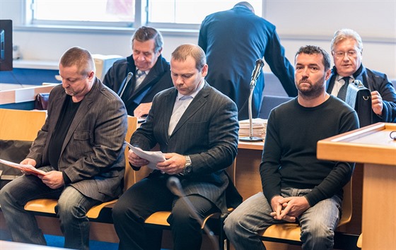 Obžalovaní Pavel Čaniga, Dominik Nagy a Robert Sadlařík u zlínského soudu.