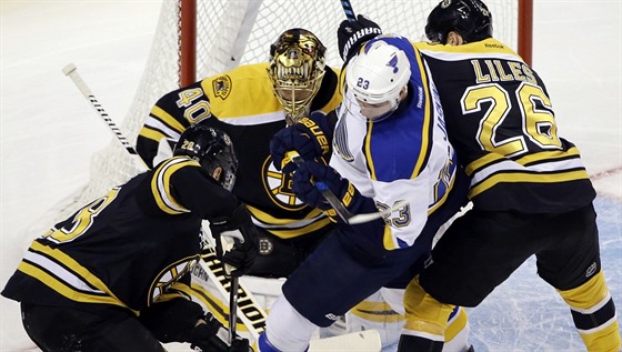 Dmitrij Jakin (v bílém) se St. Louis bojuje s pesilou hokejist Bostonu.
