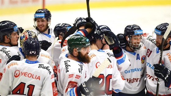 Hokejisté Vítkovic se radují z výhry nad Kometou Brno.