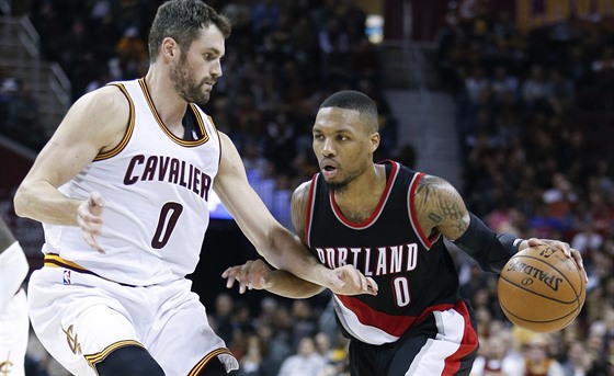 Kevin Love (vlevo) z Clevelandu brání Damiana Lillarda z Portlandu.