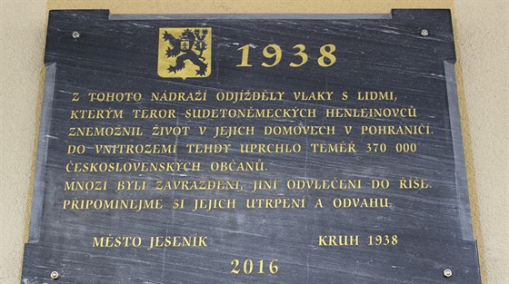 Pamtní deska na vlakovém nádraí v Jeseníku, která má pipomínat obyvatele...