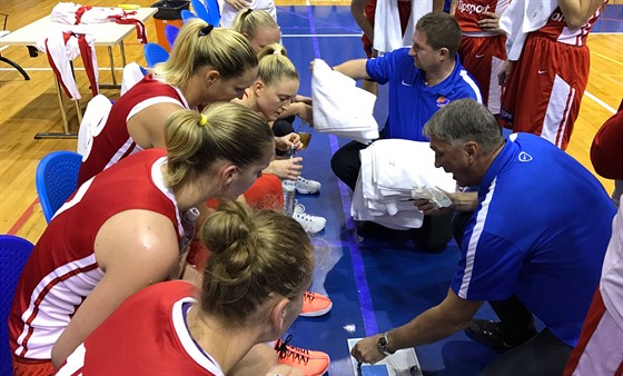 Trenér eských basketbalistek Ivan Bene pipravuje akci bhem pípravného...