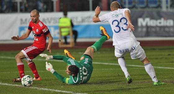 Ostravský fotbalista Marek Hlinka (33) ped olomouckým gólmanem Miloem...